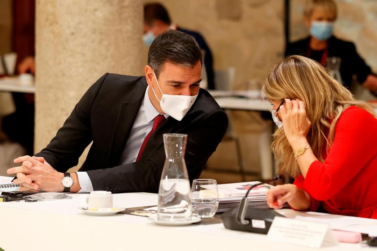 Pedro Sánchez conversa con Yolanda Díaz