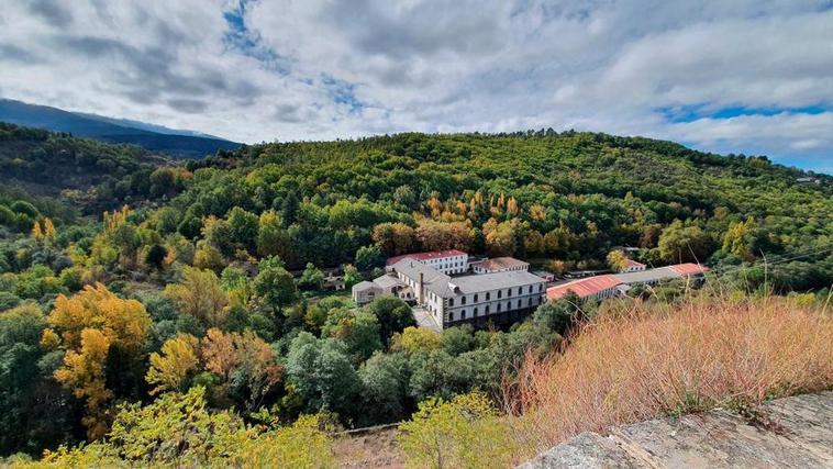 La subida al paraje de los Pinos permite divisar la riqueza natural de la ciudad pero, también, la fábrica de Navahonda