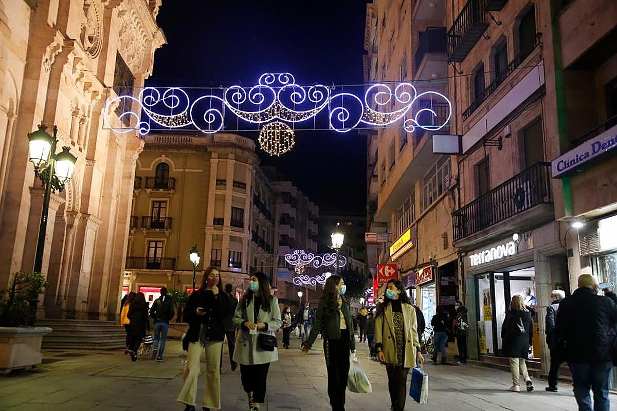 Iluminación navideña en la calle Toro.