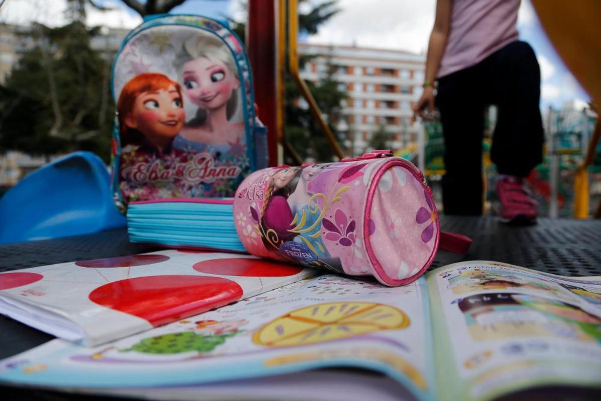 Material escolar de una niña que juega en un parque de Salamanca.