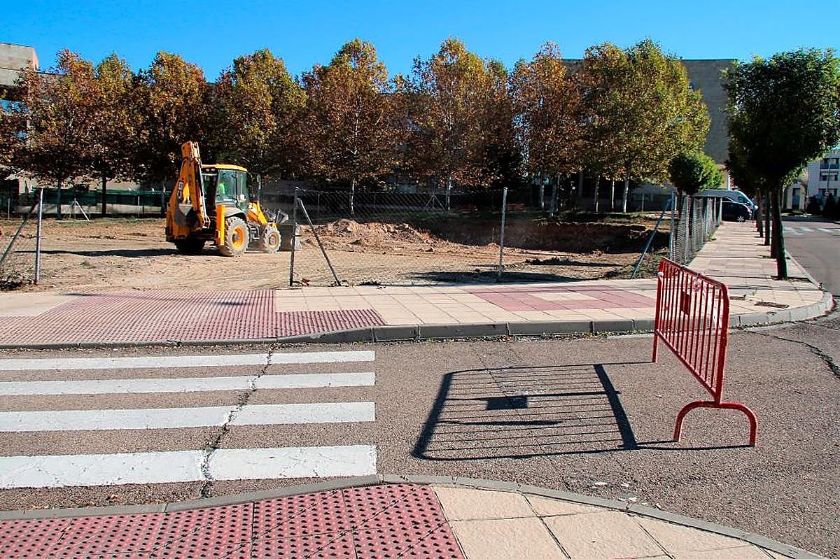 El inicio de la obra de la nueva zona deportiva en Carbajosa.