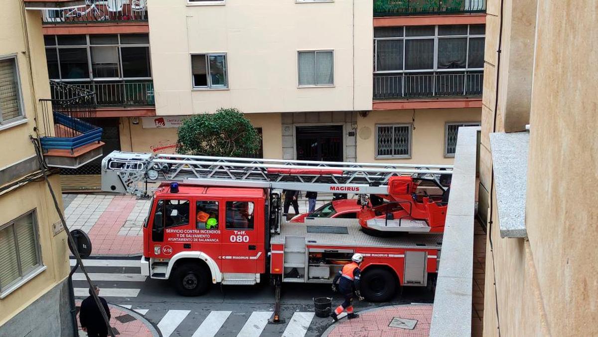 Los bomberos, en la calle José Manuel de Villena por la caída de unos cascotes.