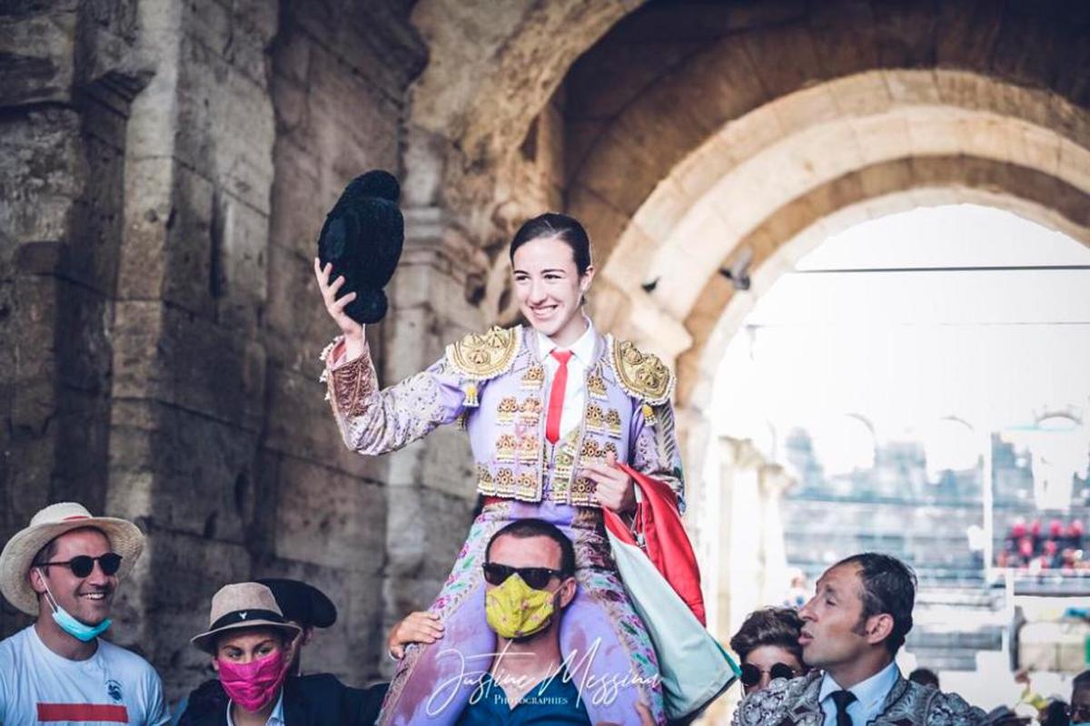 La novillera salmantina Raquel Martín, saliendo por la puerta de los Cónsules del coso de Arles.