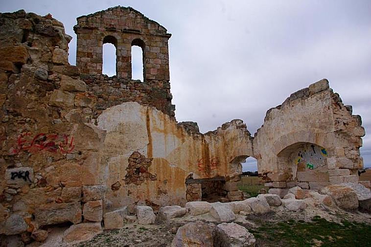 La iglesia de Otero de María Asensio ofrece un completo estado de ruina