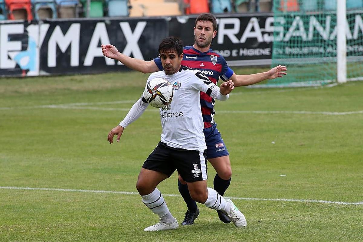 Luis Télles disputando un balón en el partido ante la Gimnástica Segoviana.