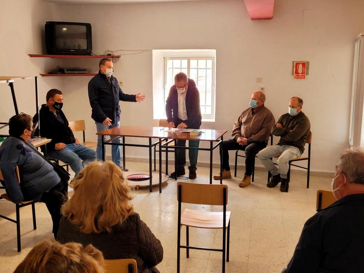 El nuevo alcalde (en pie) junto a los ediles y el secretario municipal.