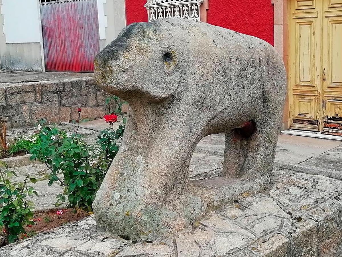 Así amaneció el sábado el verraco del Castro de las Merchanas ubicado en la plaza Barrera de Lumbrales.