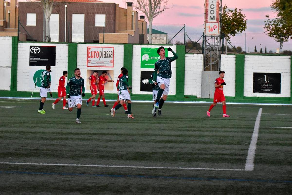 Alberto Trapero celebrando uno de los goles.