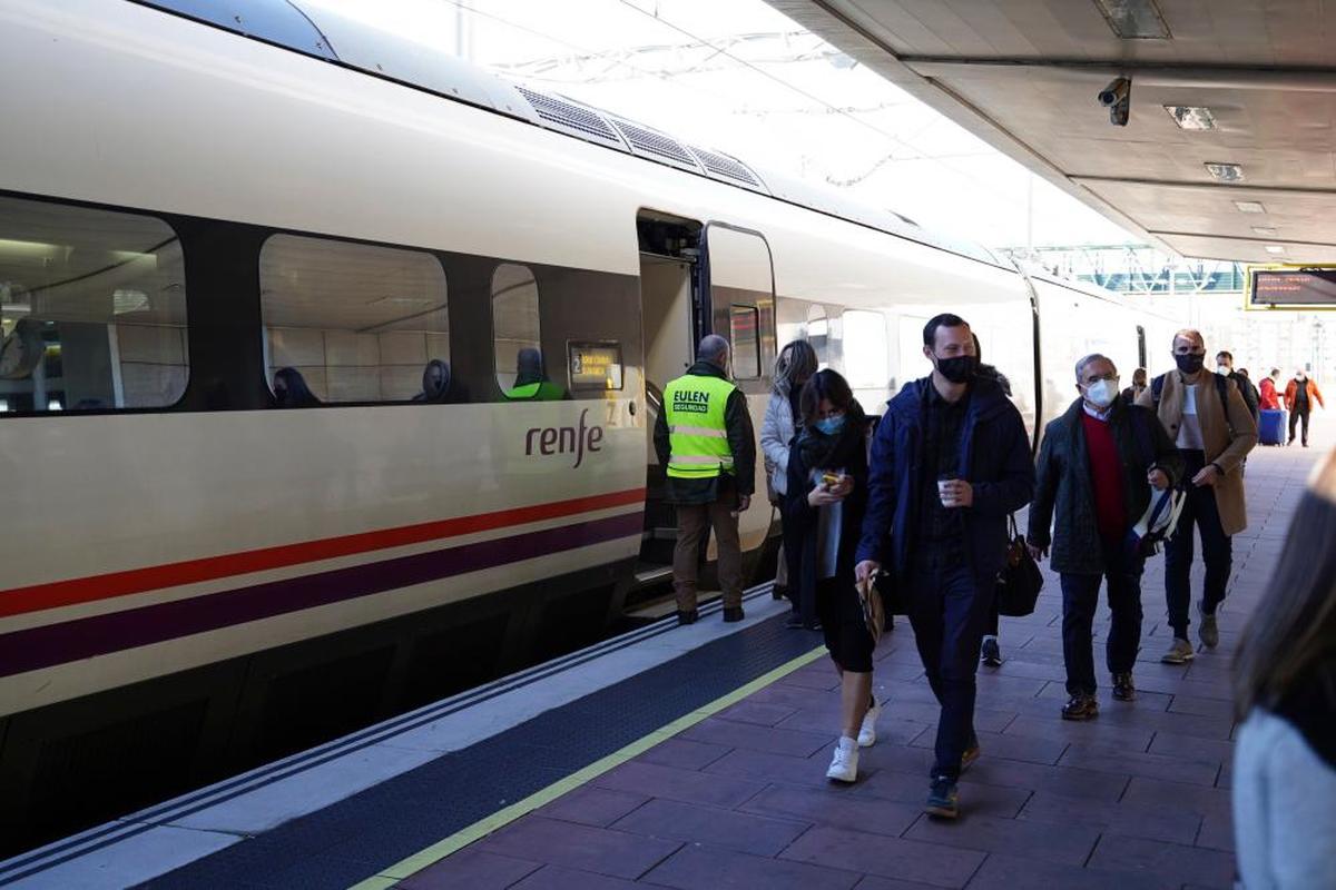 Viajeros de un Alvia procedente de Madrid a su llegada este fin de semana a la estación de trenes de Salamanca