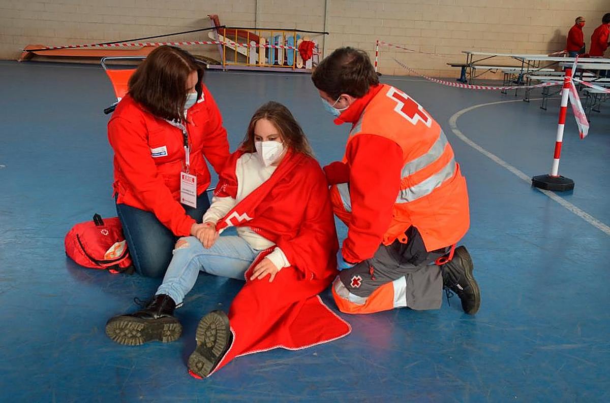 Simulacro de primeros auxilios a una persona que ha perdido el conocimiento, con incorporación del paciente y preguntas básicas.