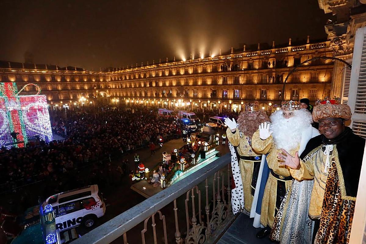 Los Reyes Magos, en el balcón del Ayuntamiento de Salamanca en 2020.