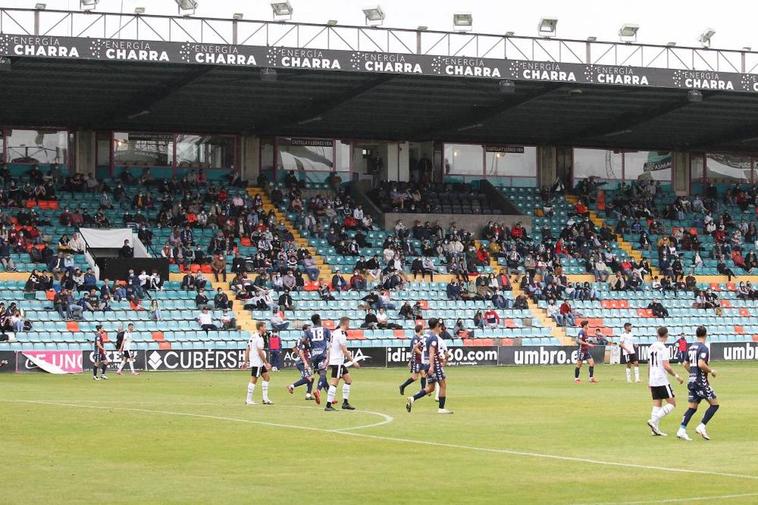 Vista de la Tribuna del Helmántico en el choque ante la Segoviana.