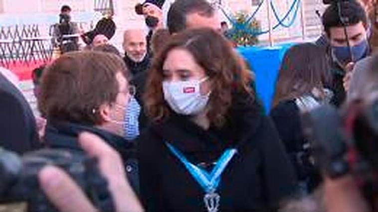 Almeida y Ayuso se saludan.