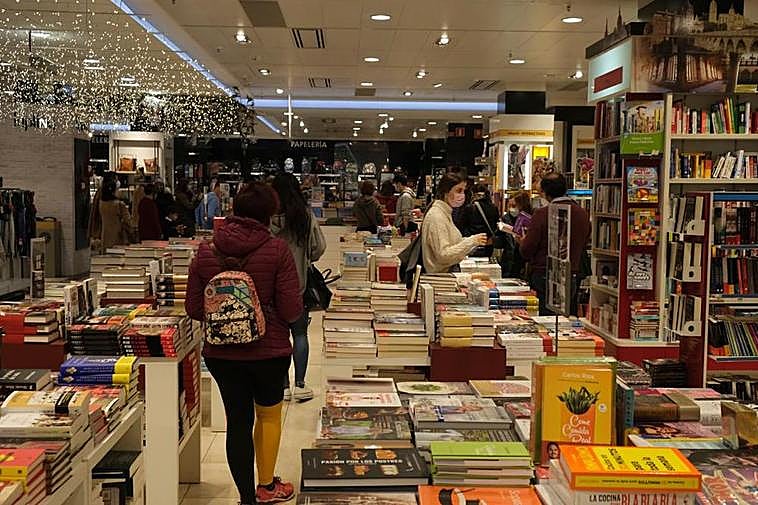 Zona de librería de una gran superficie en Salamanca.