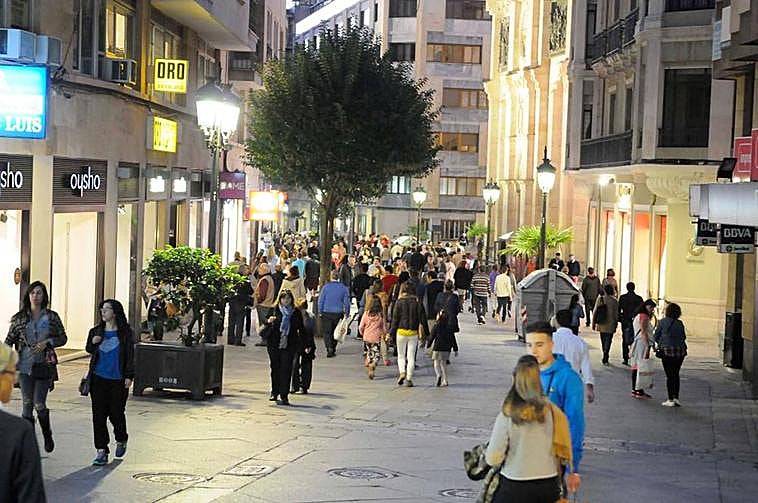 Varias personas realizan sus compras en la calle Toro