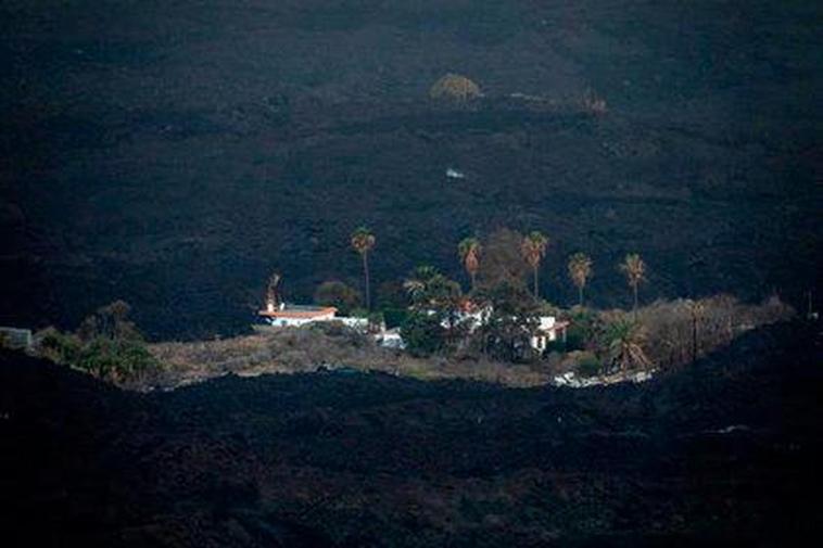 Sepultado un hombre por las cenizas acumuladas en el techo de una casa en La Palma