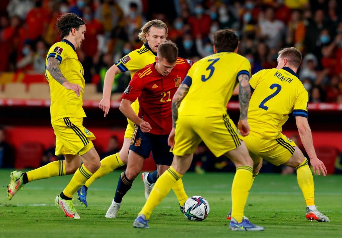 Dani Olmo conduce el balón rodeado de jugadores de Suecia