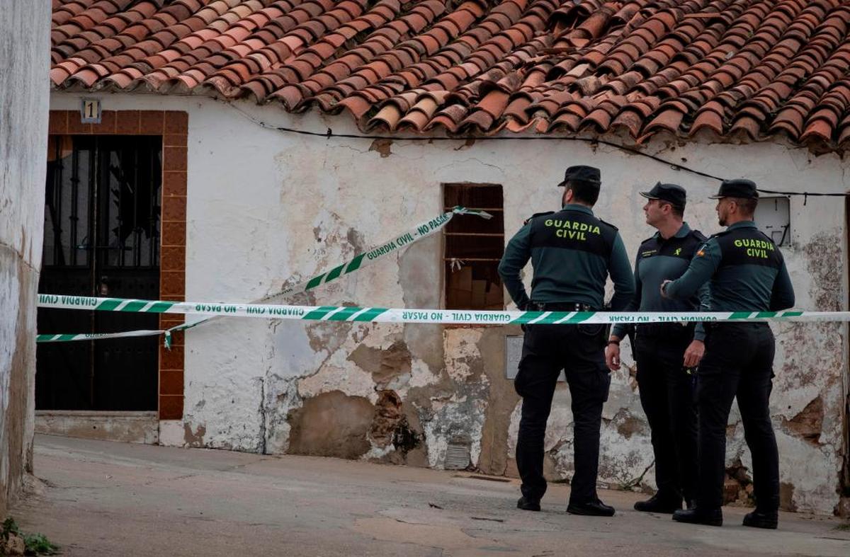 Efectivos de la Guardia Civil custodian la casa de Montoya. En los recuadros, la víctima y el acusado.