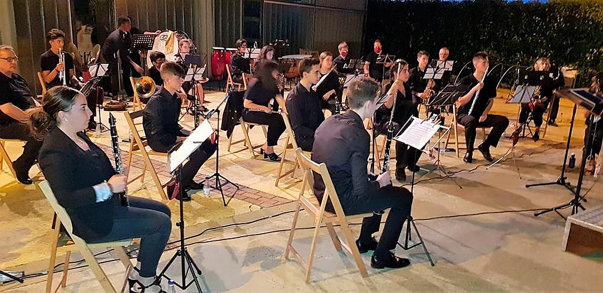 La Banda de Música de Villamayor en su última actuación en el municipio.