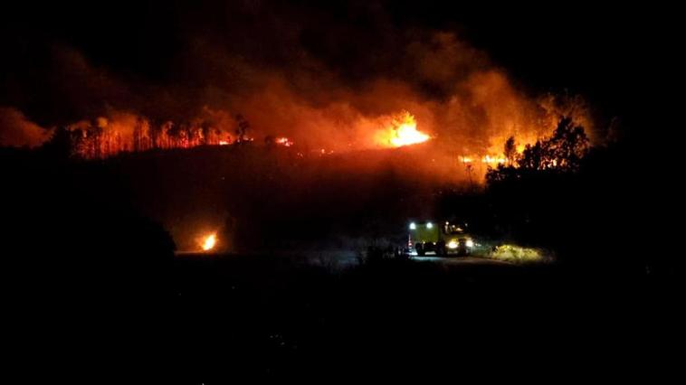 Las llamas del incendio de Monsagro.