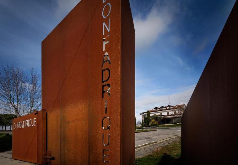 El Restaurante Don Fadrique de Alba de Tormes ofrece un ambiente rústico y elegante para la celebración de cualquier evento.