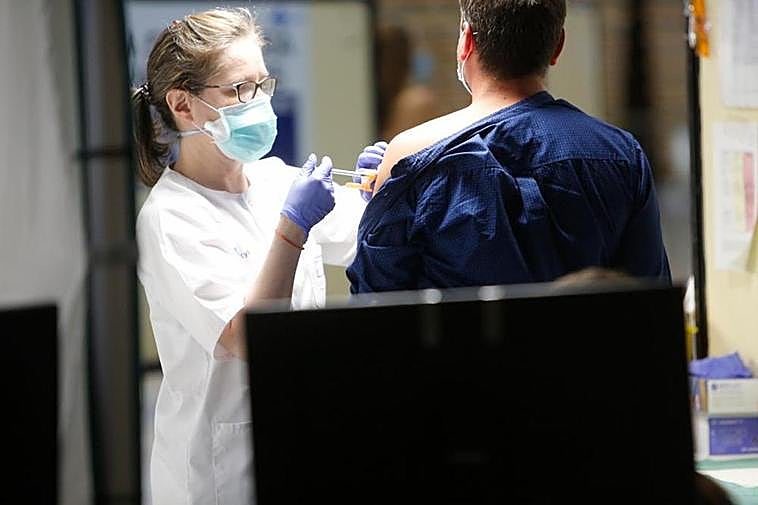 Imagen de la vacunación de este verano en el Multiusos Sánchez Paraíso.