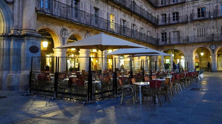 Una terraza de la Plaza Mayor, rodeada por los paravientos autorizados por la Comisión Territorial de Patrimonio.