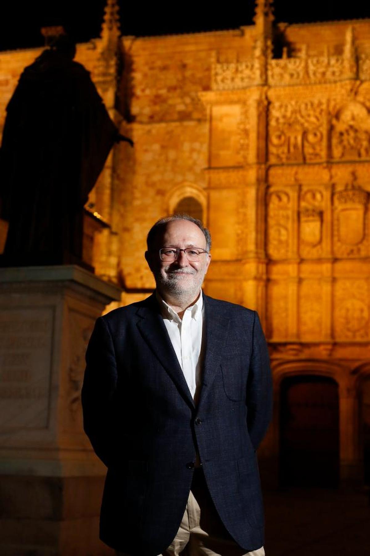 Mariano Esteban posa delante de la fachada de las Escuelas Mayores y el Rectorado de la Universidad