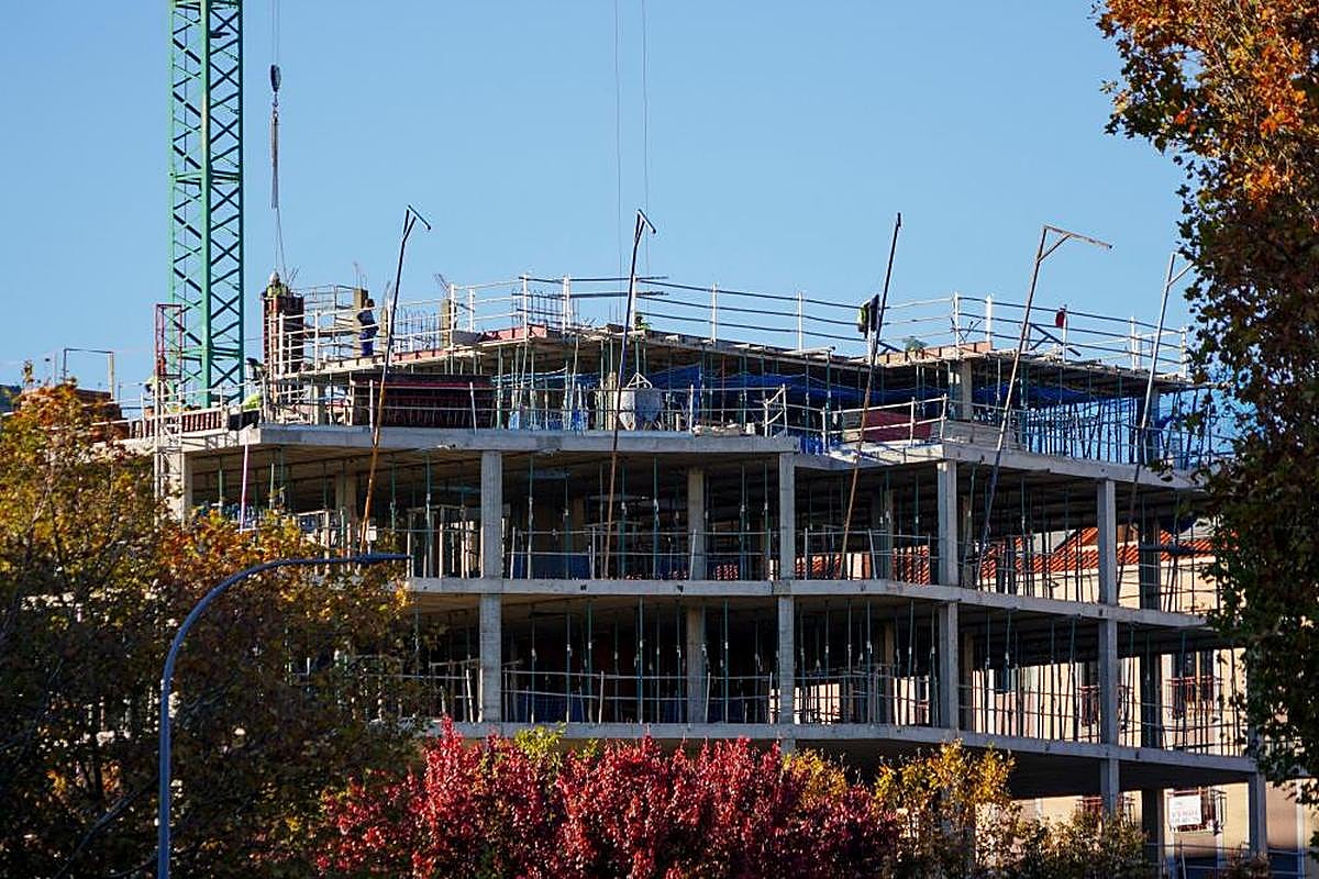 Obras en un edificio de nueva construcción en la zona del cementerio.