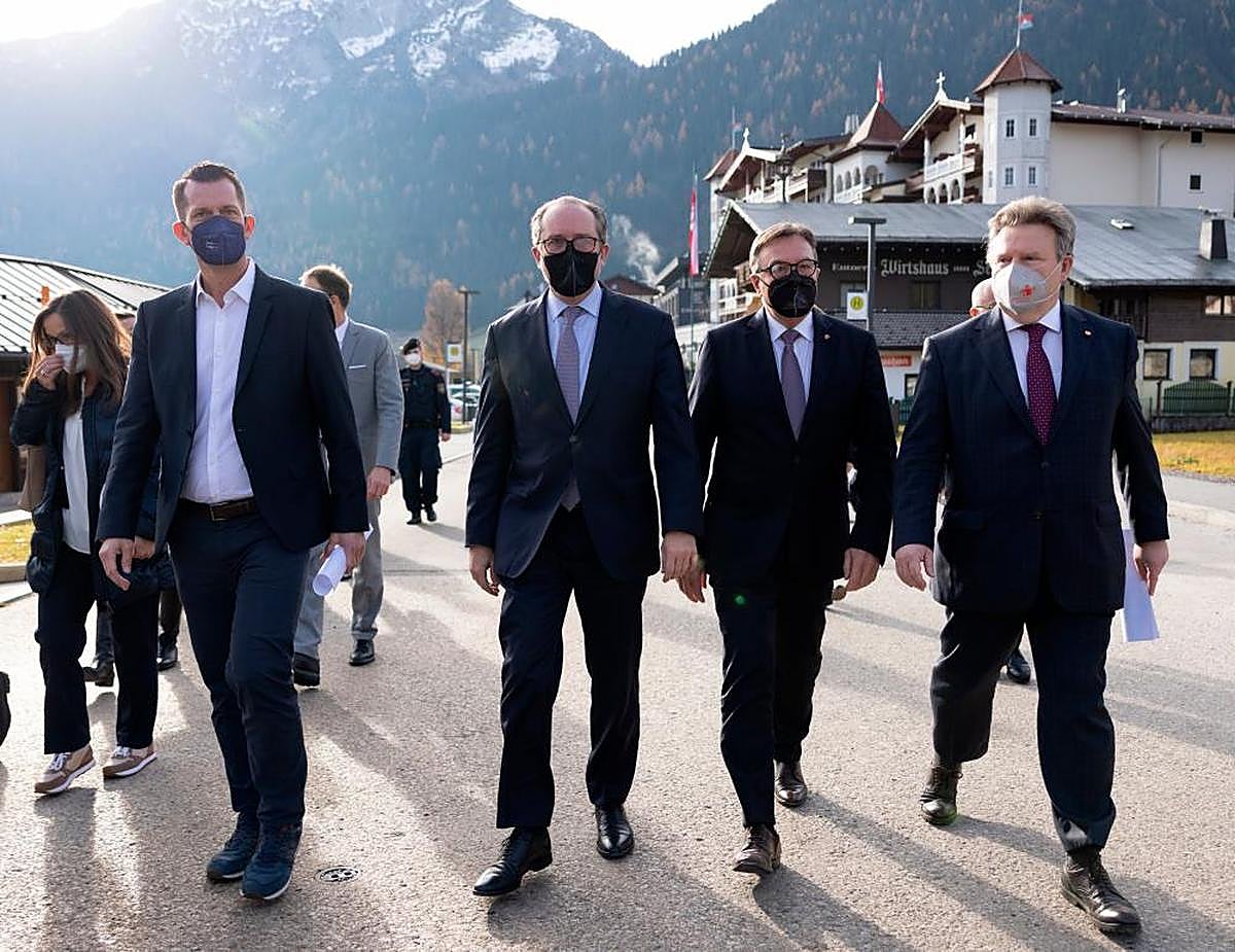 Wolfang Mueckstein y Alexander Schallenberg, ministro de Sanidad y canciller austríacos respectivamente, a la izquierda de la imagen
