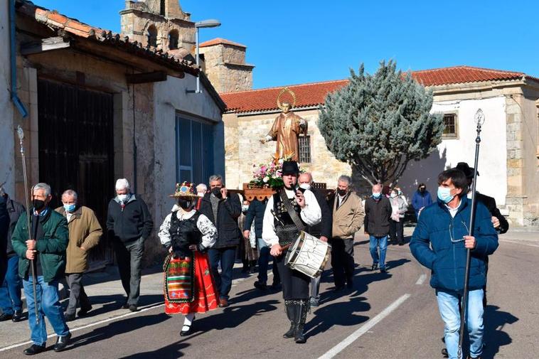 Los vecinos acompañaron al patrón durante la procesión.