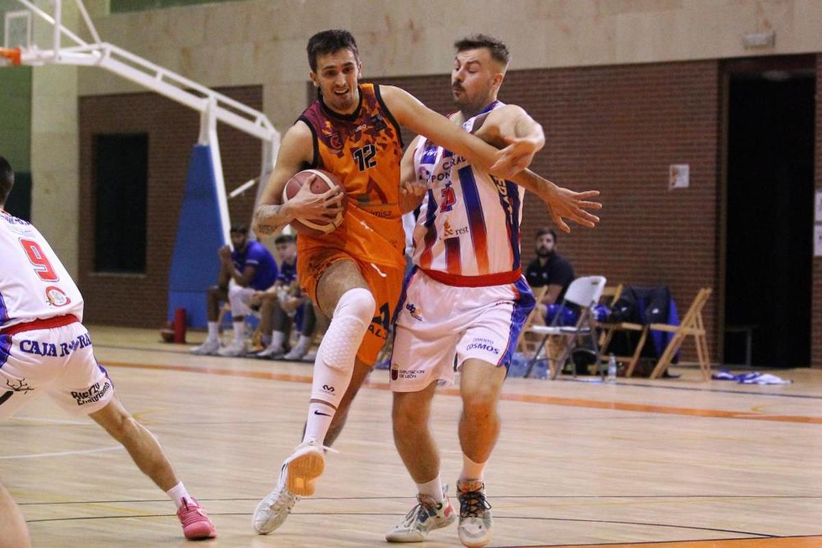 Ante Sustic protege el balón en un momento del partido.