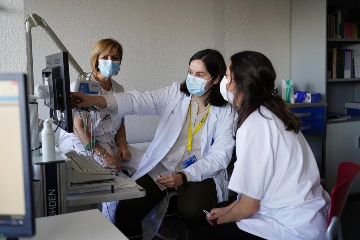Maxi Santa Martina, María Dolores Calabria y Karen López, en los minutos previos a realizar el tratamiento con el nuevo fármaco.
