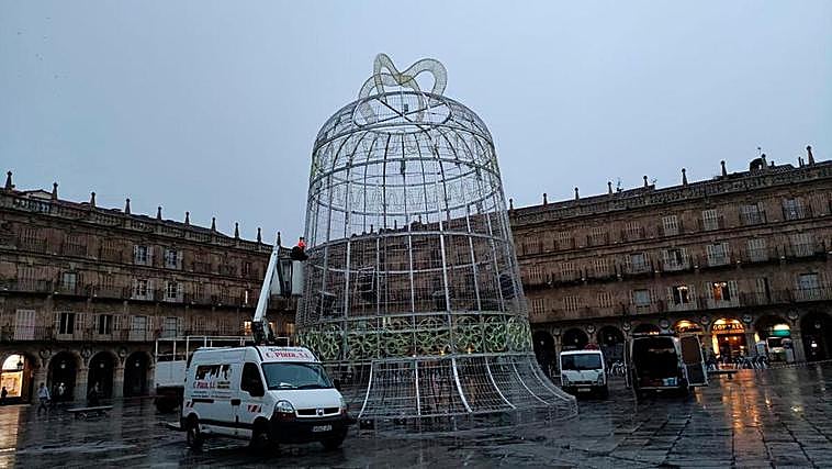 La campana que lucirá en la Plaza Mayor después de su montaje