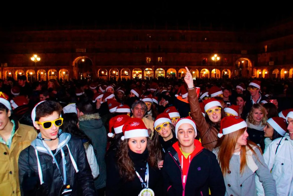 Un grupo de asistentes a una Nochevieja Universitaria