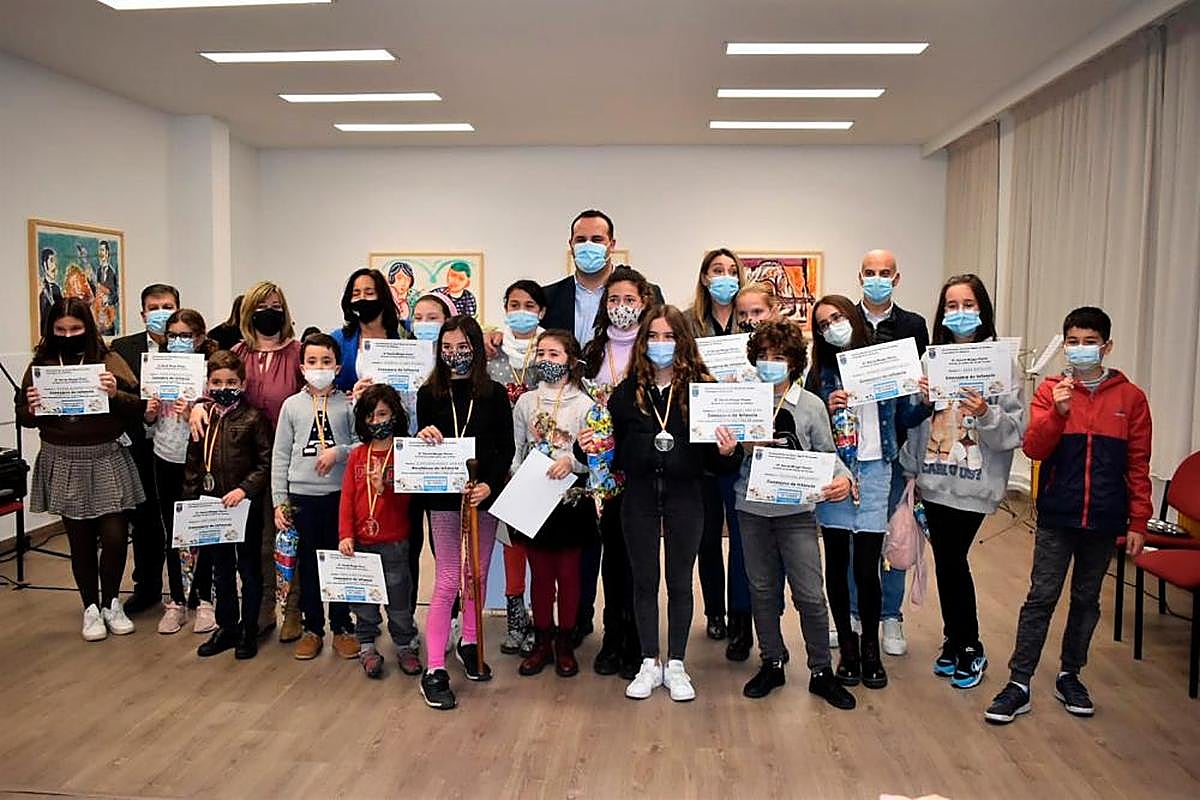 Entrega de diplomas a los miembros de la Ciudad Amiga de la Infancia en Santa Marta, tras el juramento de los cargos