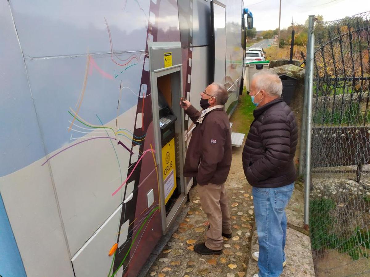 Laureano Rozas y Damián Nieto estrenaron el cajero en San Esteban de la Sierra