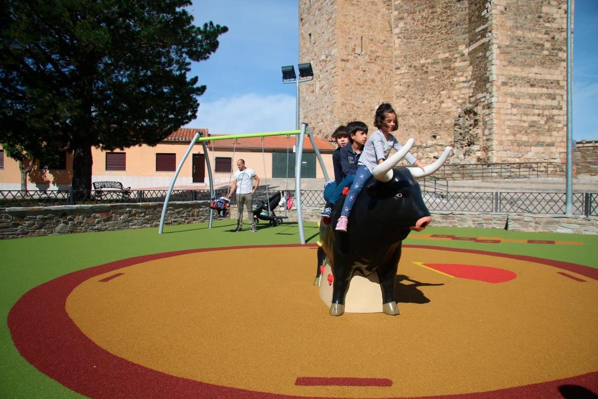 El nuevo parque infantil de Alba de Tormes, de inspiración taurina, está junto al Castillo