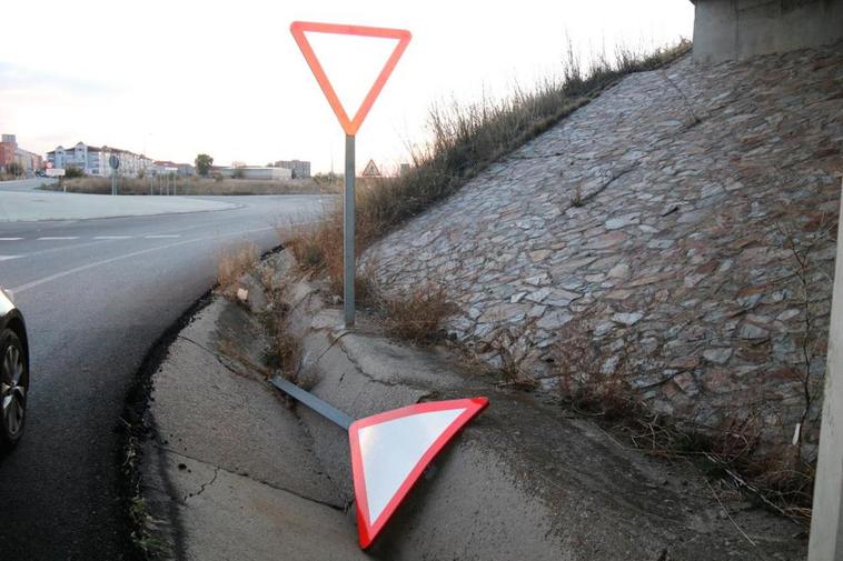 Una señal de ceda el paso bajo uno de los puentes