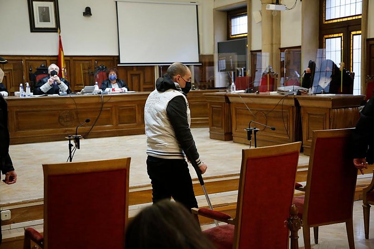 El acusado llegó con una muleta al juicio