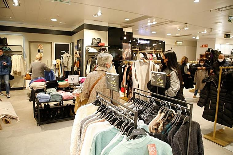 Clientes aprovechan los descuentos de la campaña de Black Friday en el departamento de moda de El Corte Inglés de Salamanca