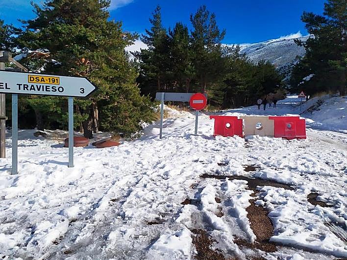 Inicio de la carretera a la segunda plataforma de El Travieso, cortado por la Diputación
