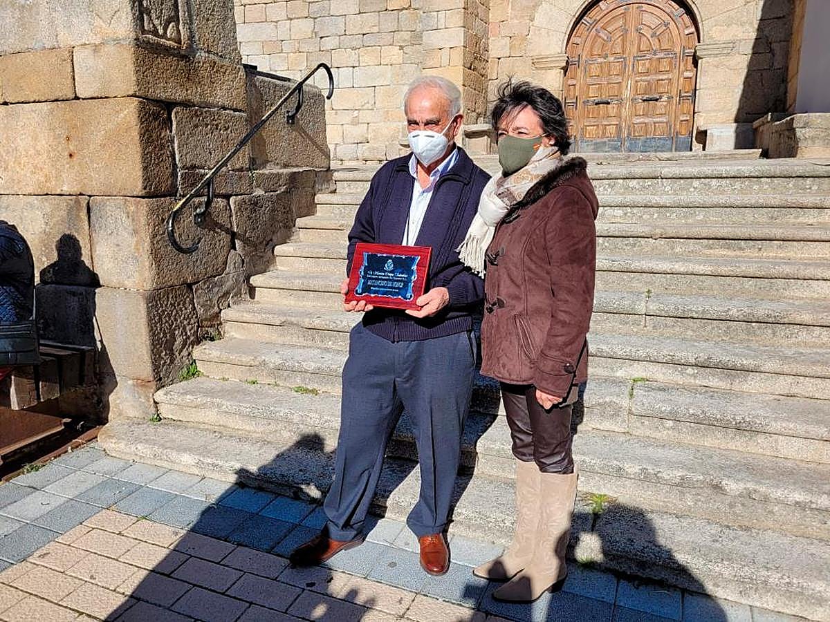 El empresario Narcisco Crespo, de Cuperal, siendo investido Matancero de Honor de Vitigudino