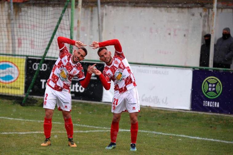 Los gemelos del CD Guijuelo, Davo y Álex, celebran el segundo tanto chacinero en La Eragudina.