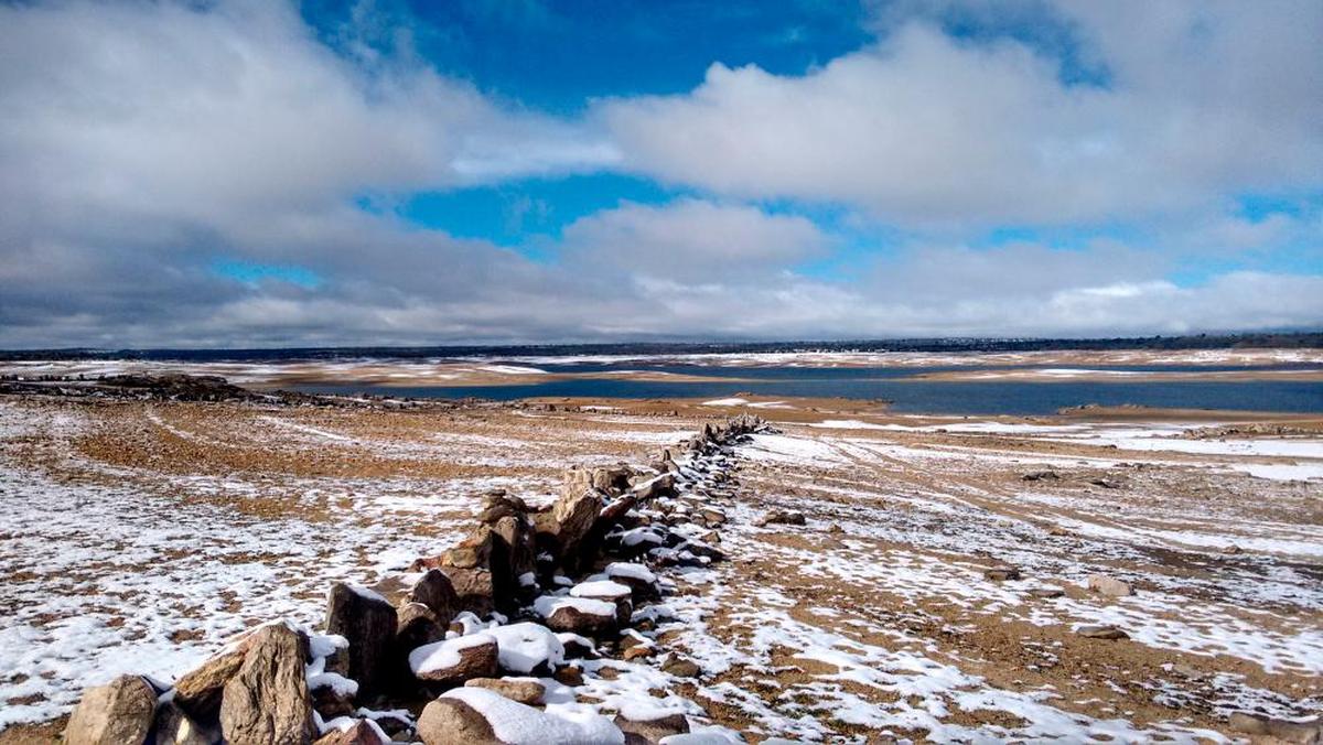 La belleza natural del embalse, potenciada por la nieve