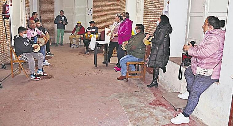 Los actuales componentes de la comparsa ensayando para sus próximas actuaciones.