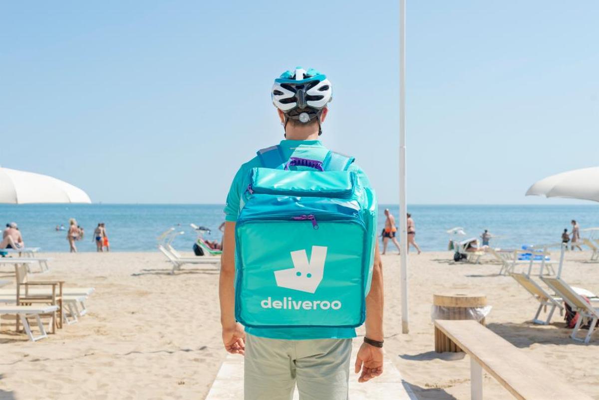 Un repartidor de Deliveroo en la playa