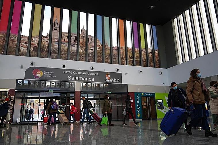 Llegada de viajeros a la estación de autobuses.