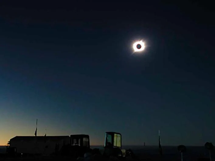 Vista del último eclipse solar total que tuvo lugar sobre la Antártida en 2003