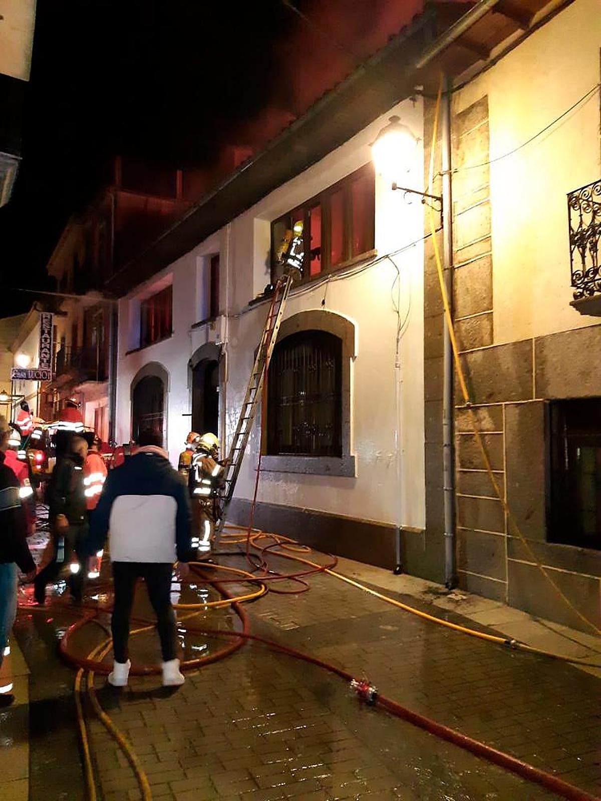 Los bomberos en plena labor de extinción del incendio en Barco de Ávila
